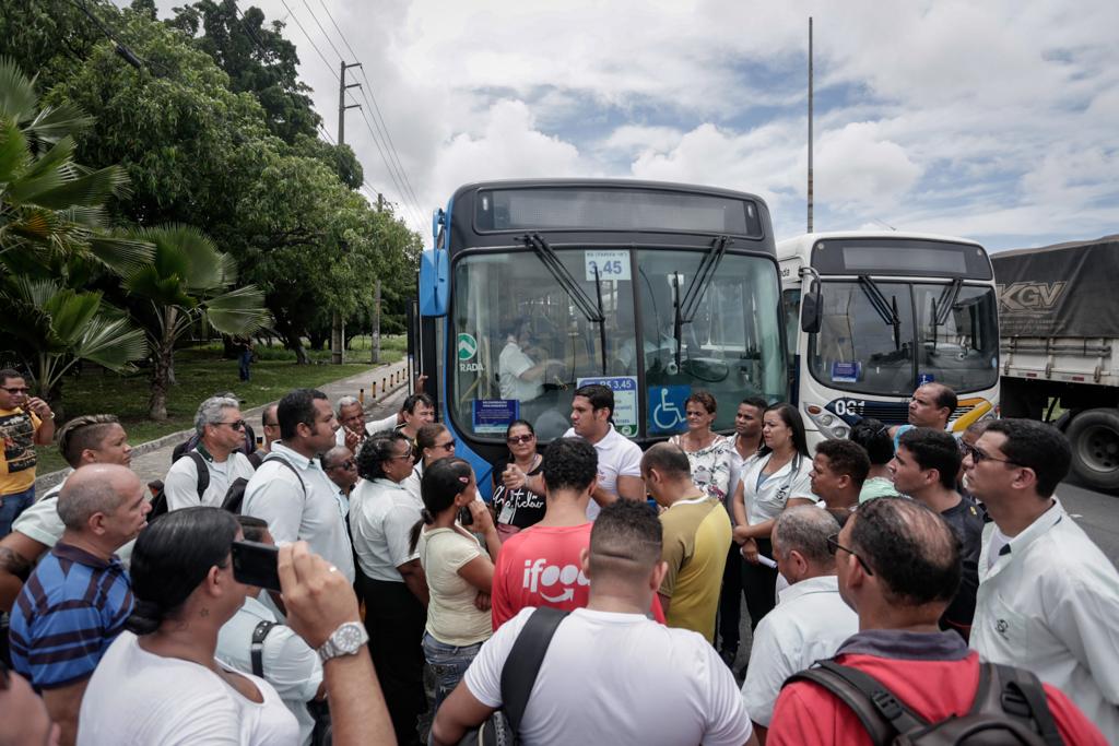 Empresa de ônibus faz demissão em massa