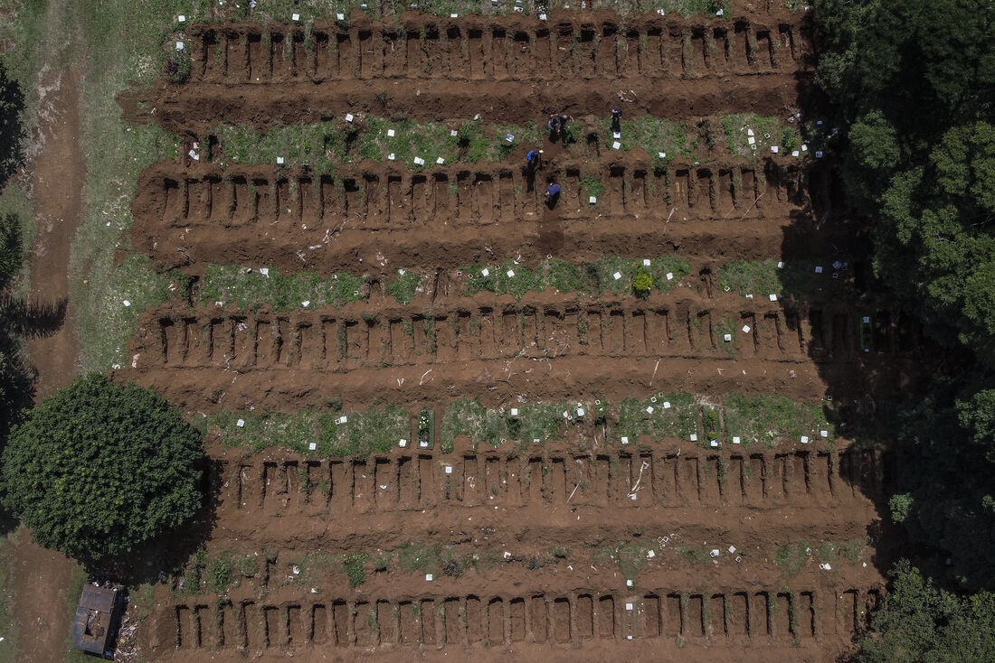 Coveiros preparam covas em cemitério de Vila Formosa, em São Paulo