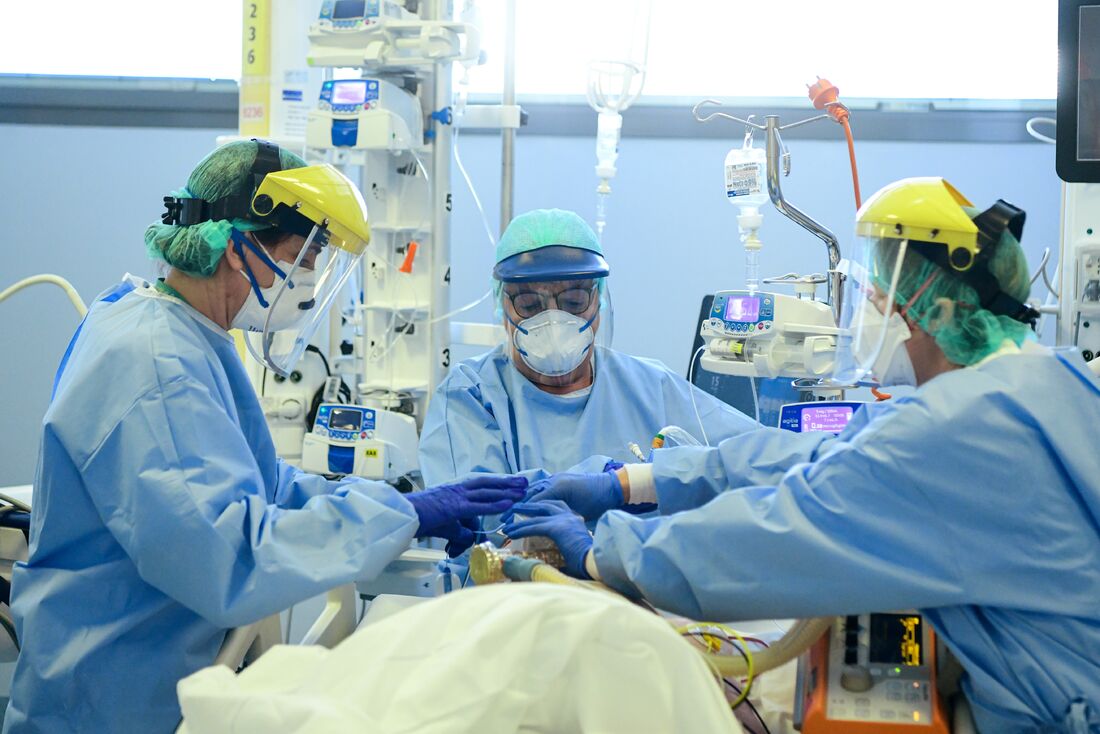 Equipe médica em hospital em Bérgamo, Itália