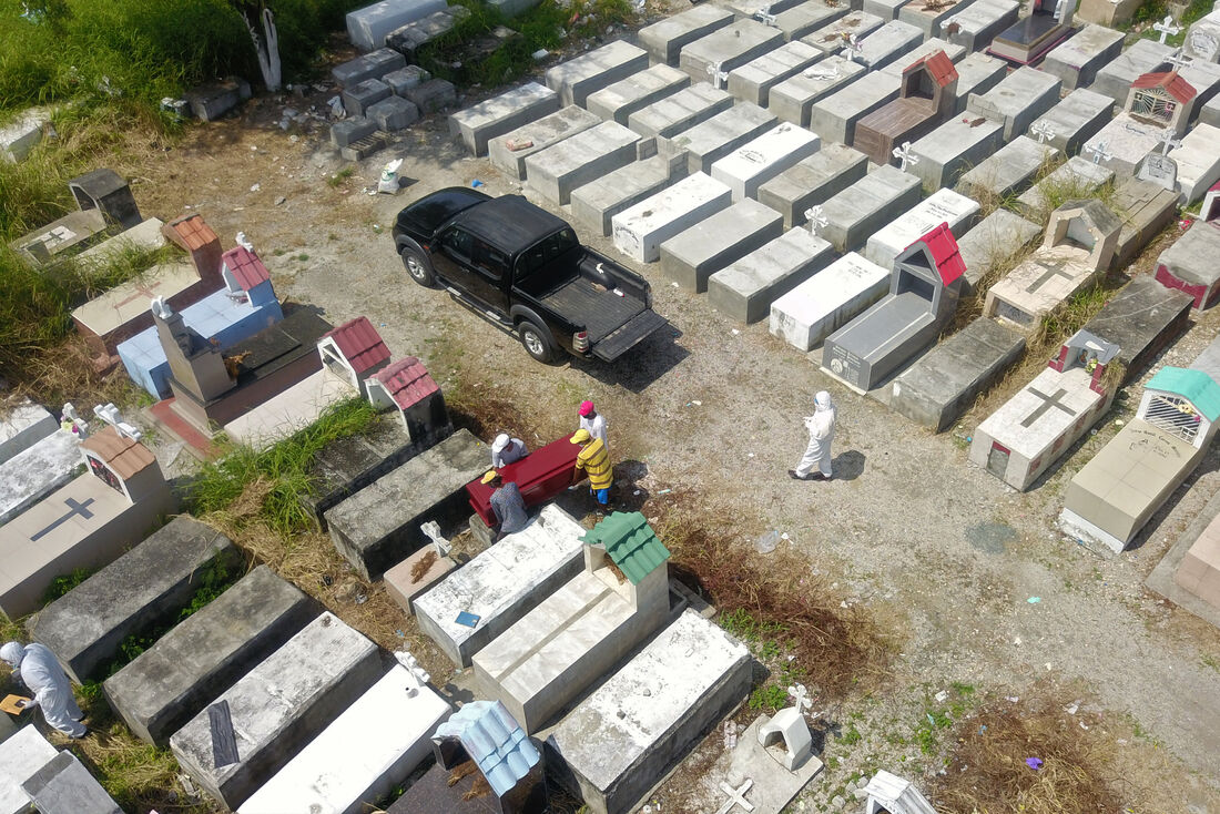 Enterro de vítima da Covid-19 em cemitério de Guayaquil