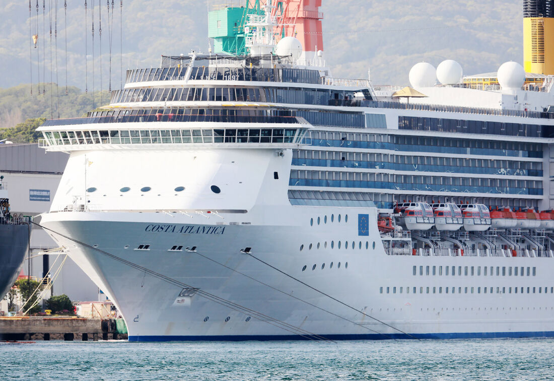 Navio cruzeiro atracado em Nagasaki, no Japão