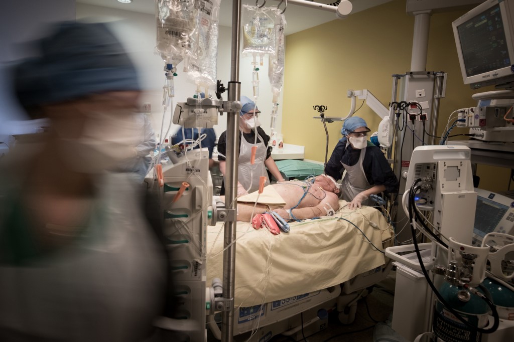 Equipe médica atuando em hospital em Paris, França