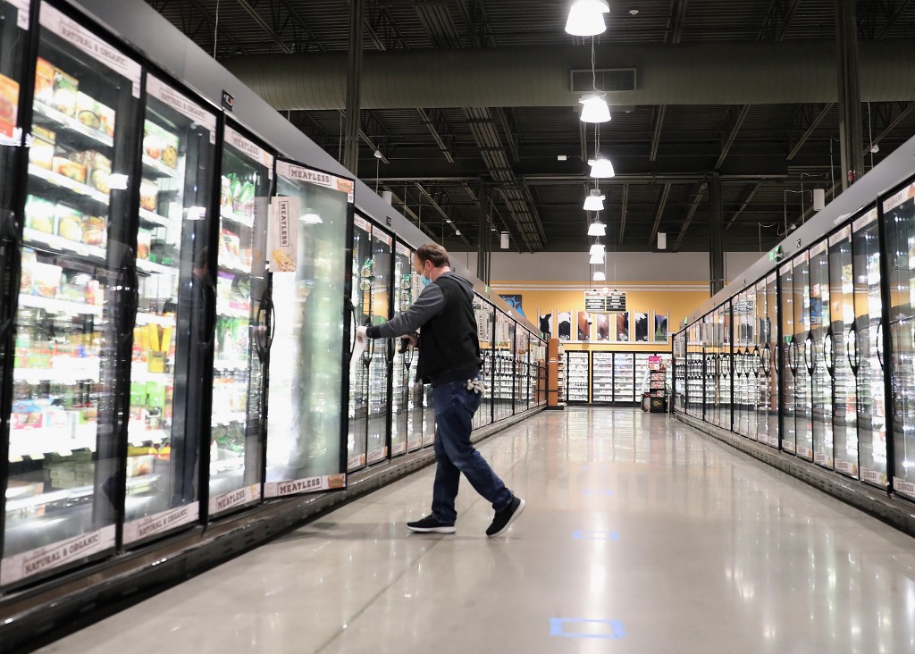 Homem faz compras em um supermercado