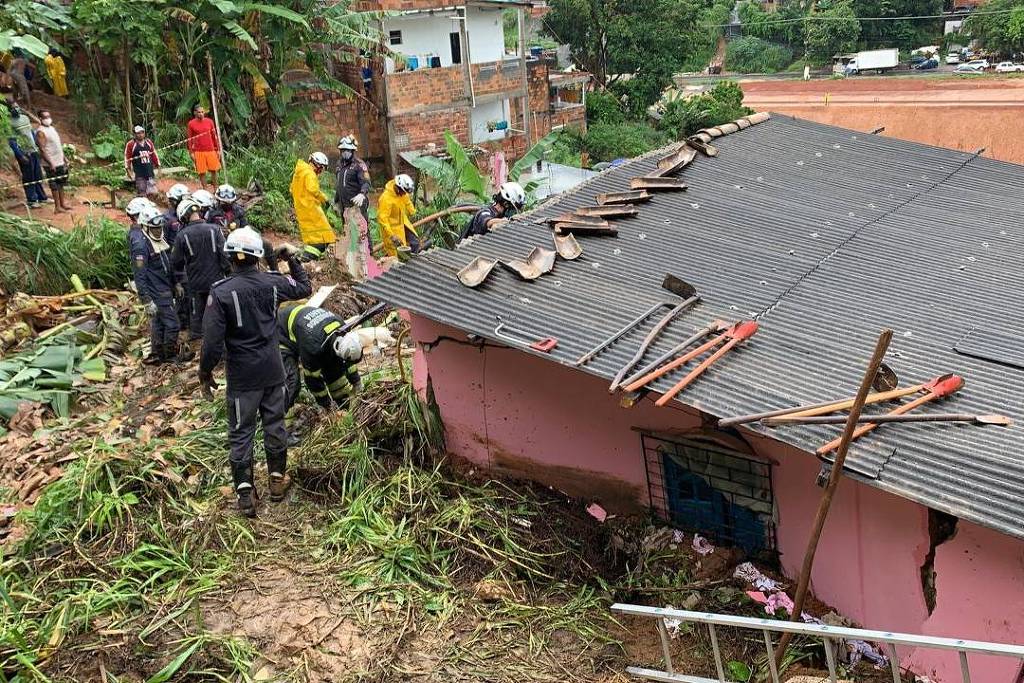 Bombeiros em operação no deslizamento que matou avó e neta, na Bahia