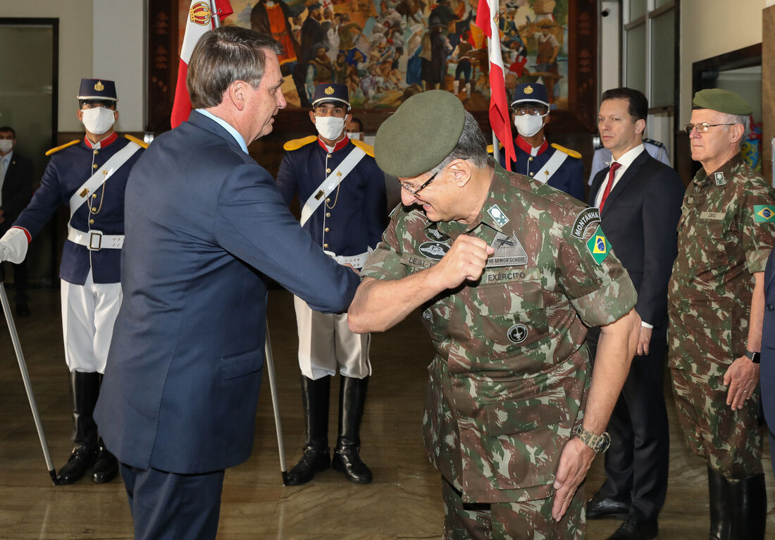 Bolsonaro e militares do exército