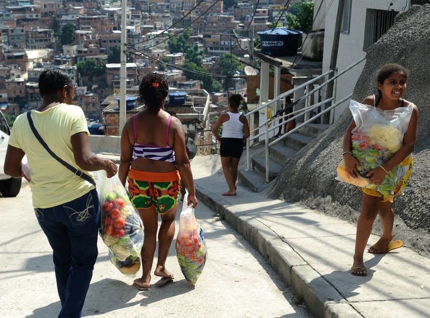 Distribuição de cestas básicas