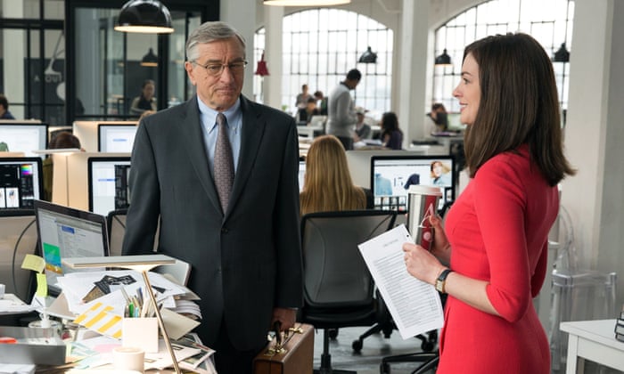 Robert De Niro e Anne Hathaway protagonizam o enredo