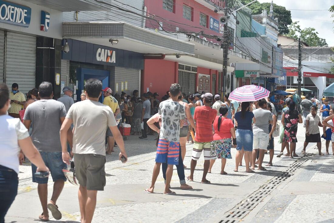 Fila próximo de um banco em Jaboatão