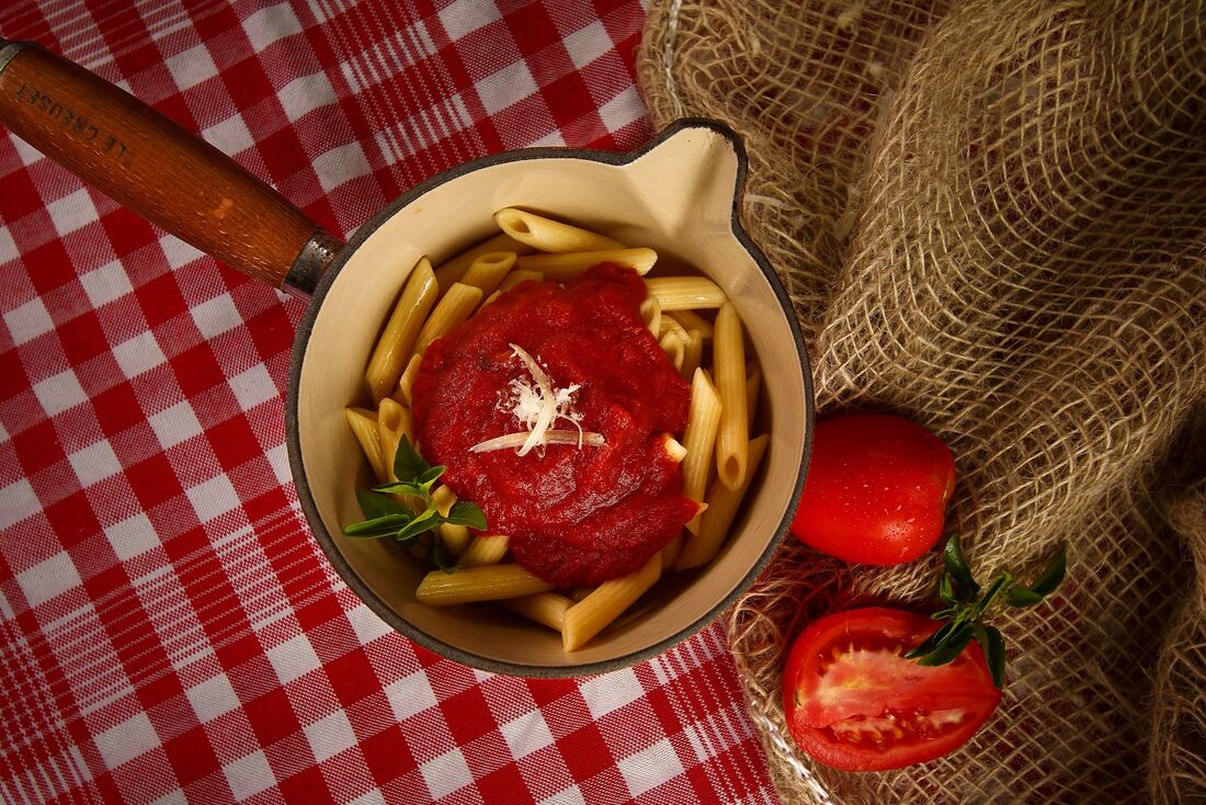 Fígado frito em uma frigideira em uma tábua com molho de tomate