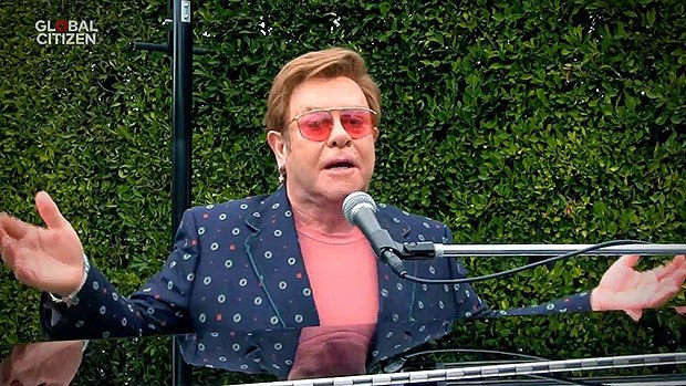 Elton John, 73, cantou um trecho da canção 'Permission to Dance'