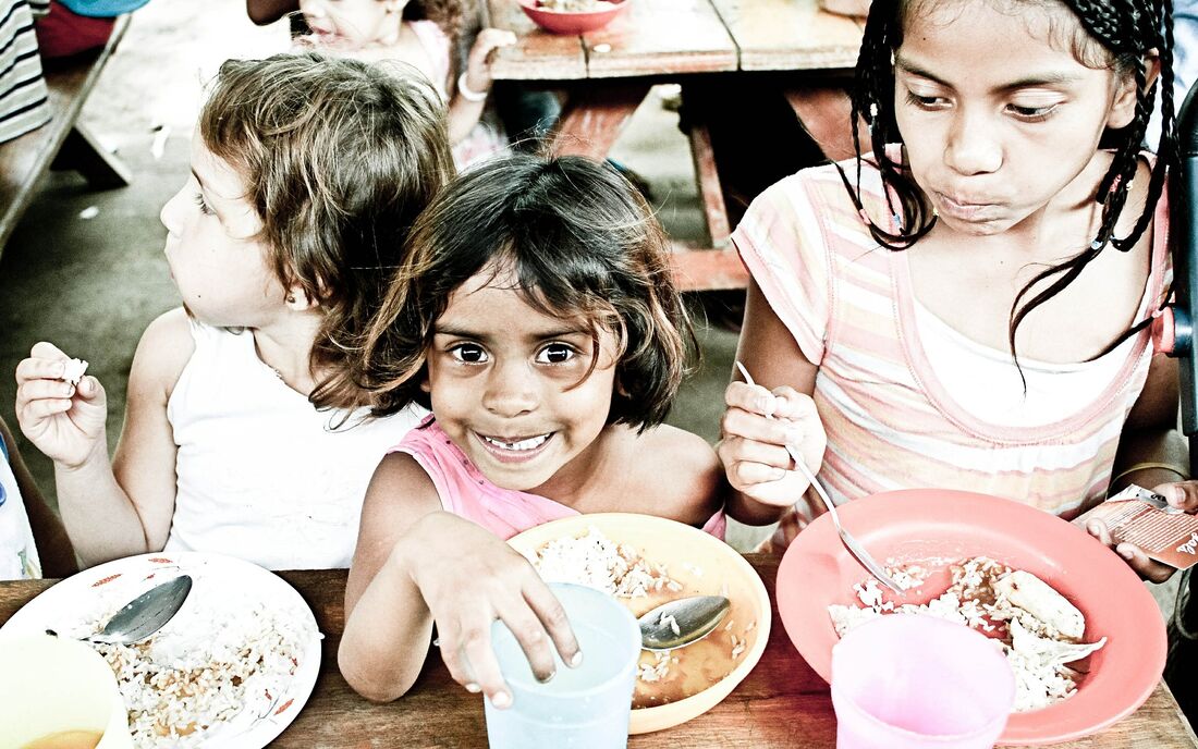 Crianças sendo alimentadas