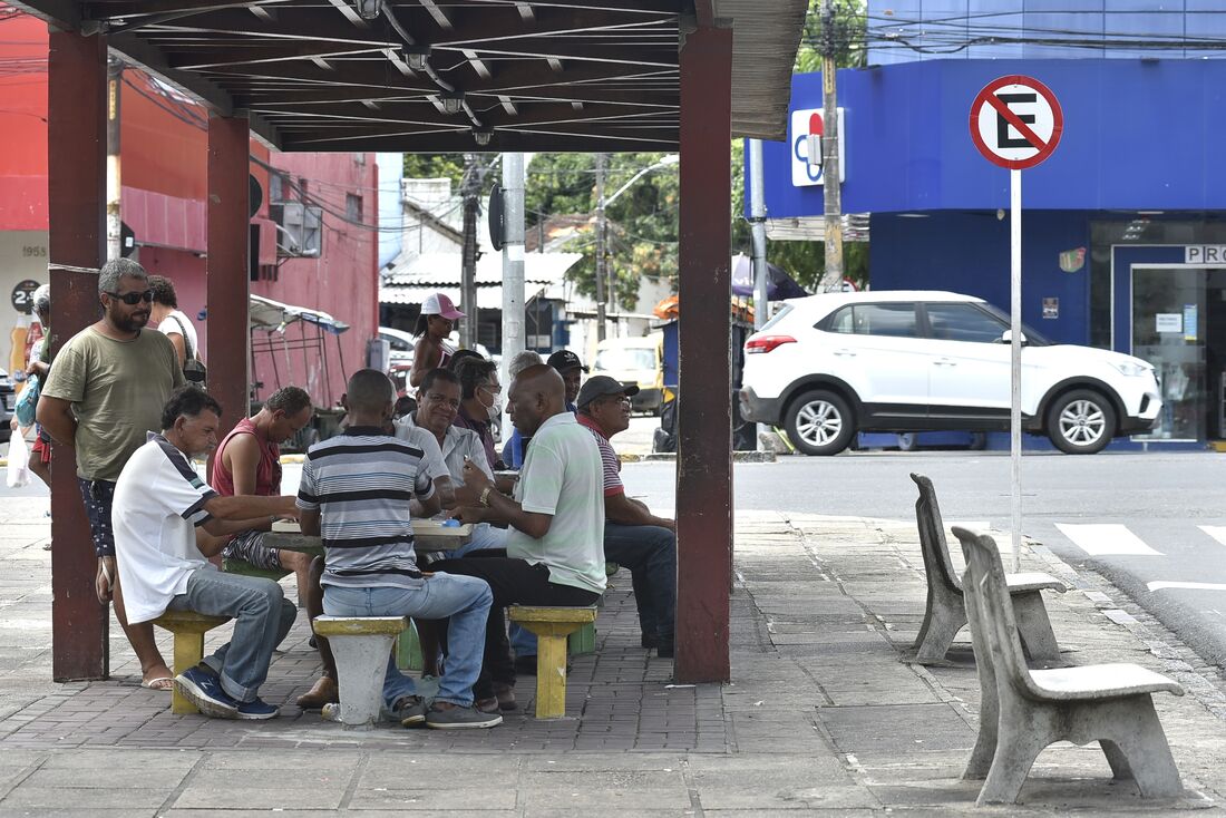 Pessoas mais velhas circulando nas ruas