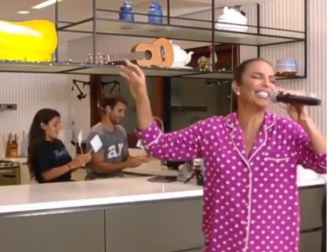 Ivete Sangalo se apresentou direto de sua cozinha no último sábado (25)