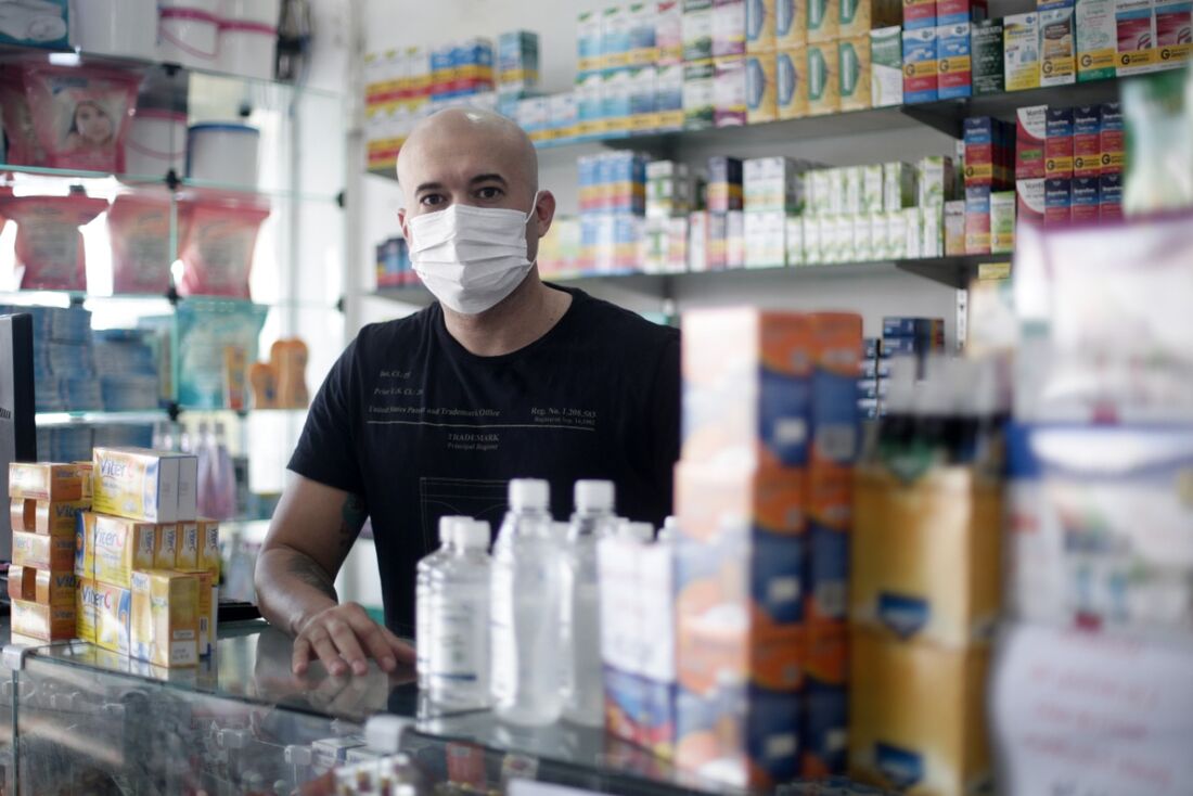 Gilson Júnior controlou o fluxo de clientes e usa equipamentos de proteção em farmácia em Casa Amarela, no Recife