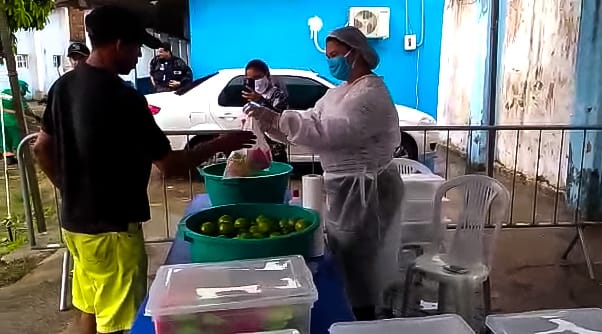Pessoas em situação de vulnerabilidade recebem alimentos e kit de higiene