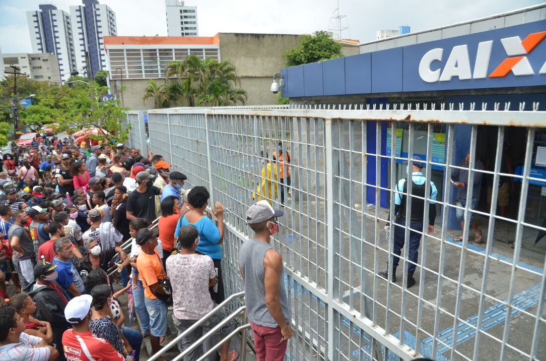 Filas em agências da Caixa no Recife