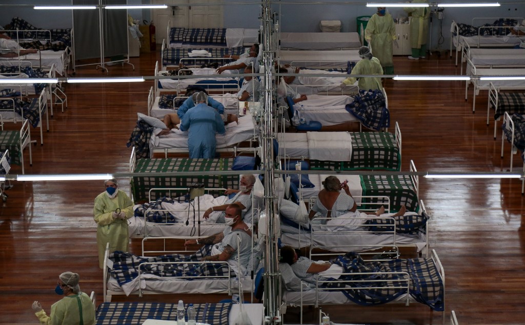 Pacientes com Covid-19 em hospital de campanha de Santo André, em São Paulo