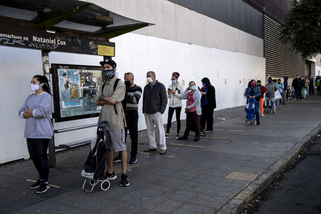 Pessoas em fila de supermercado no Chile