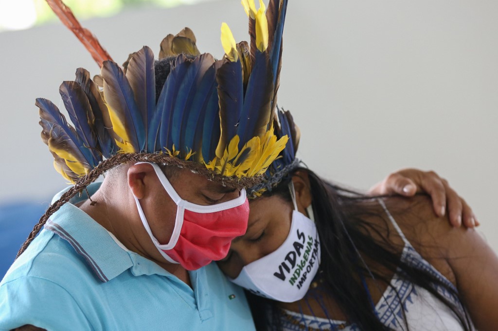 Indígenas da comunidade Parque das Tribos choram no funeral do chefe Messias, 53 anos, da tribo Kokama, vítima do novo coronavírus, em Manaus