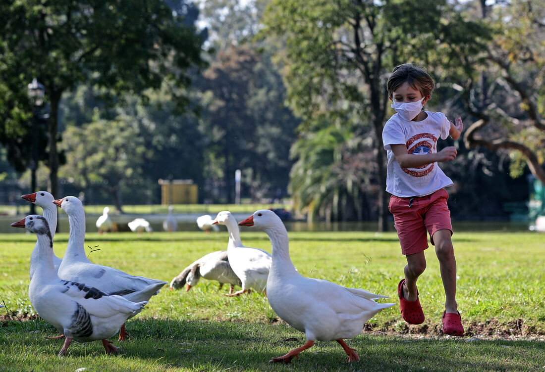 Criança usando máscara