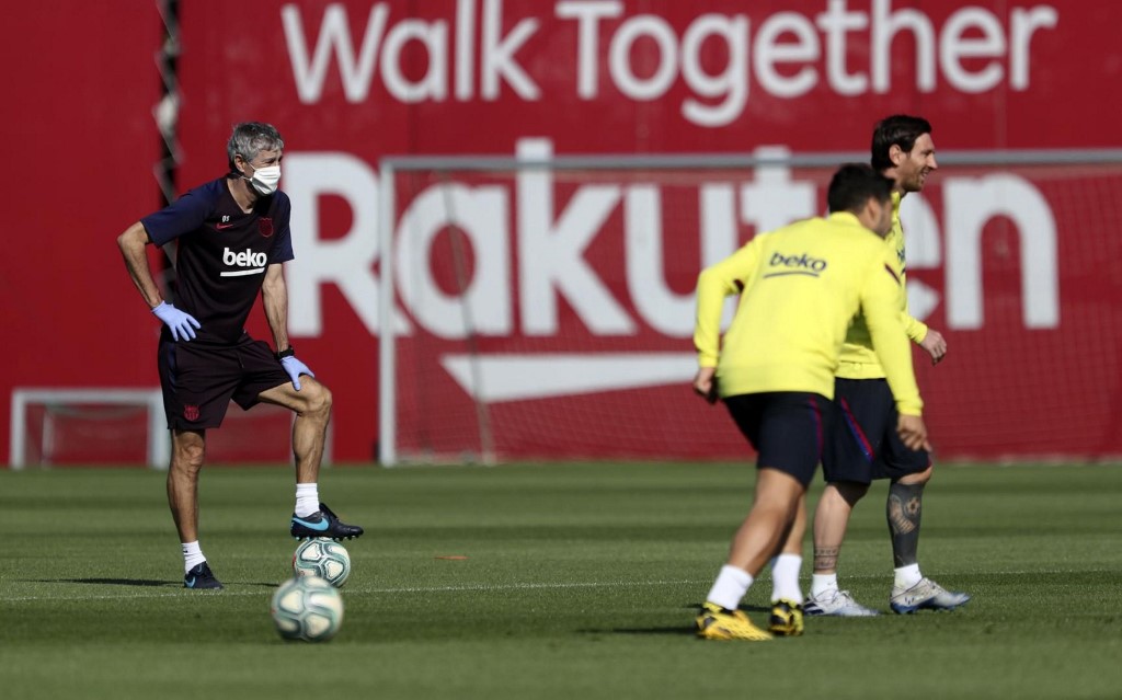 Técnico Quique Setién, de máscara, observa primeiro treinamento coletivo do Barcelona