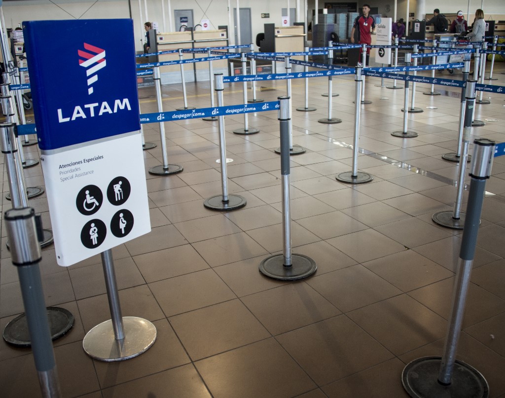 Área de check-in da Latam vazia no aeroporto do Chile durante pandemia