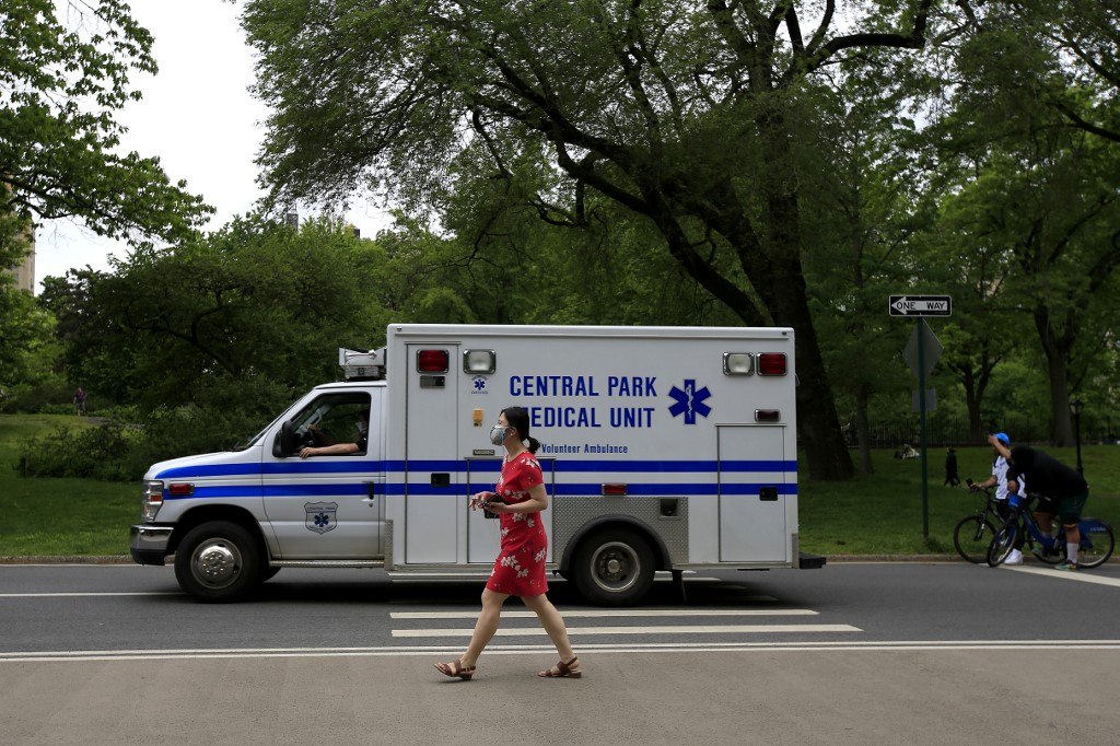 Ambulância circula por Nova York