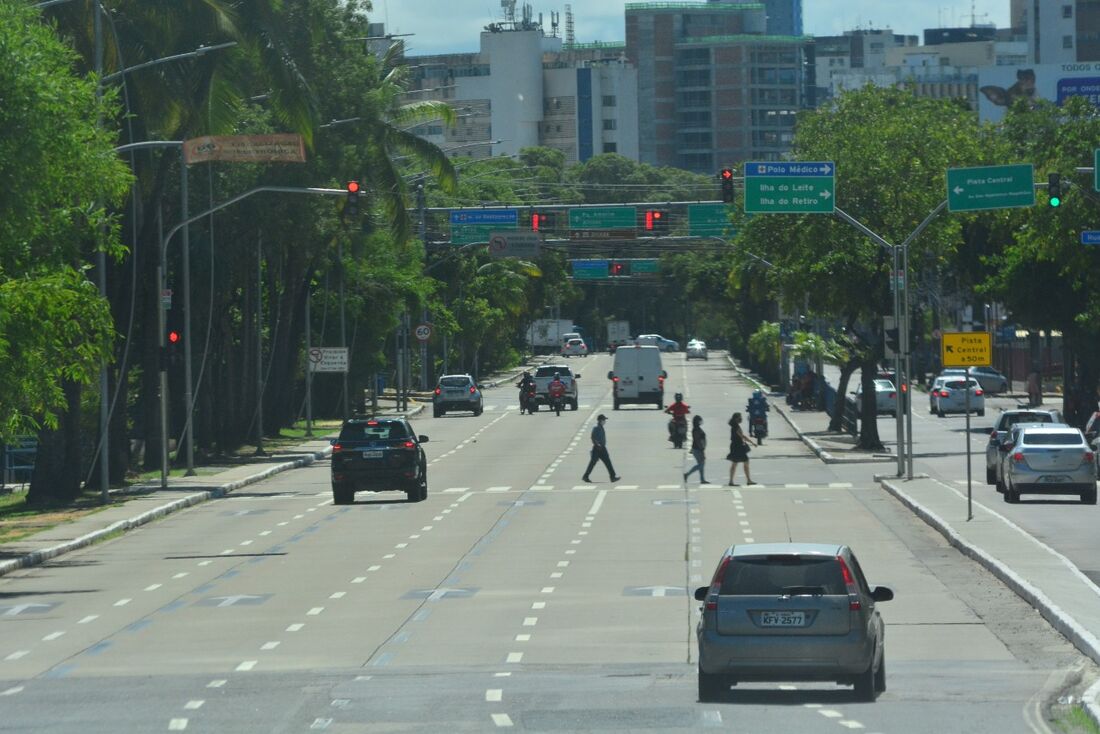 Movimentação na avenida Agamenon Magalhães, no Recife