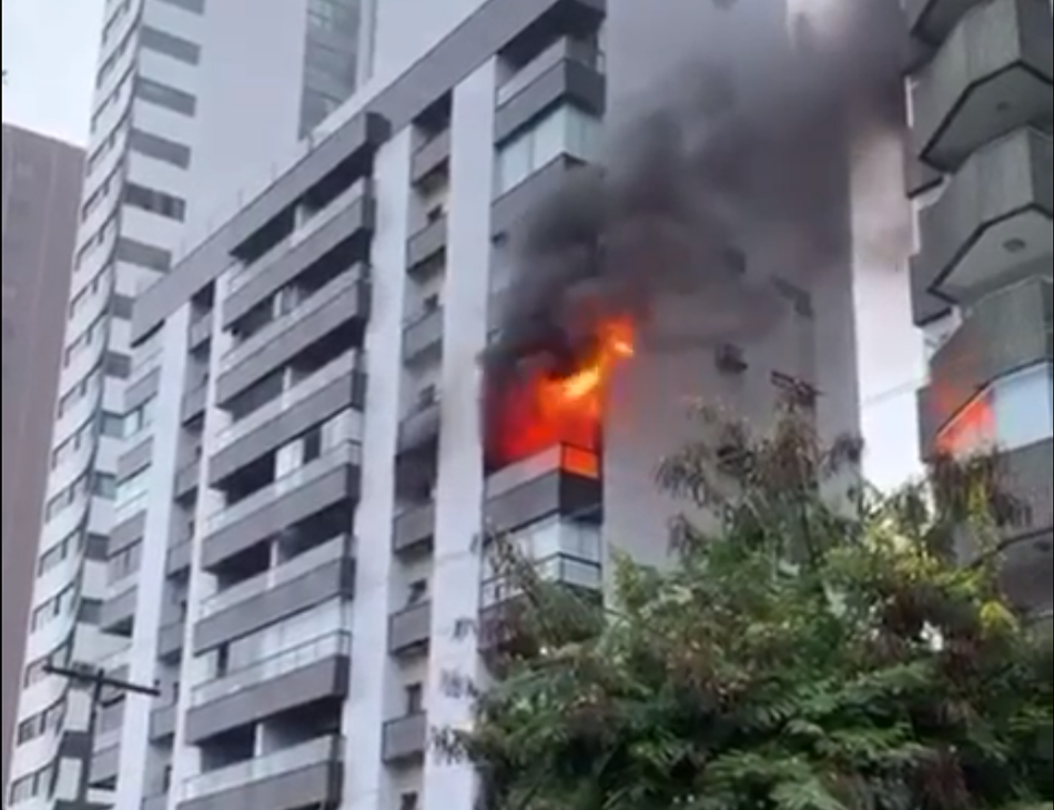 Fogo se concentrou em dois quartos do apartamento