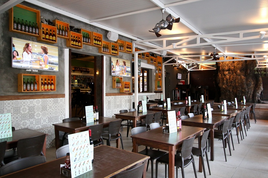 Recanto Paibano, no Recife, prevê futuro com menos mesas no salão