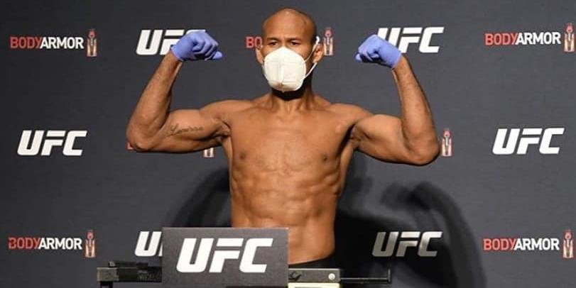 Ronaldo Jacaré, de máscara, durante pesagem antes do UFC 242