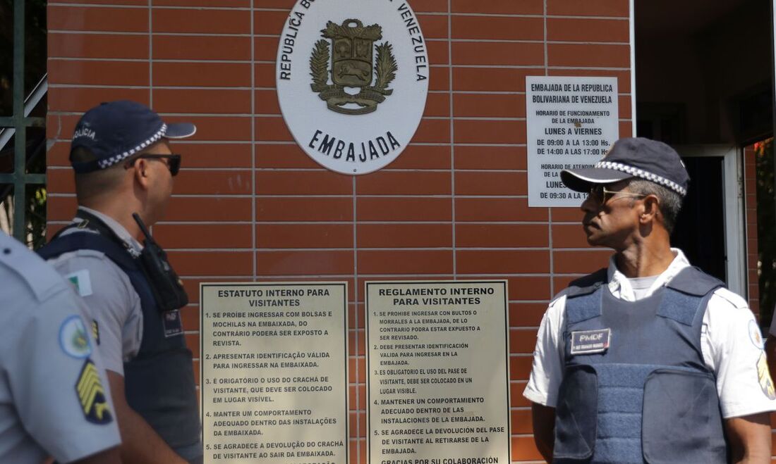 Saída pode comprometer saúde de diplomatas e funcionários da embaixada