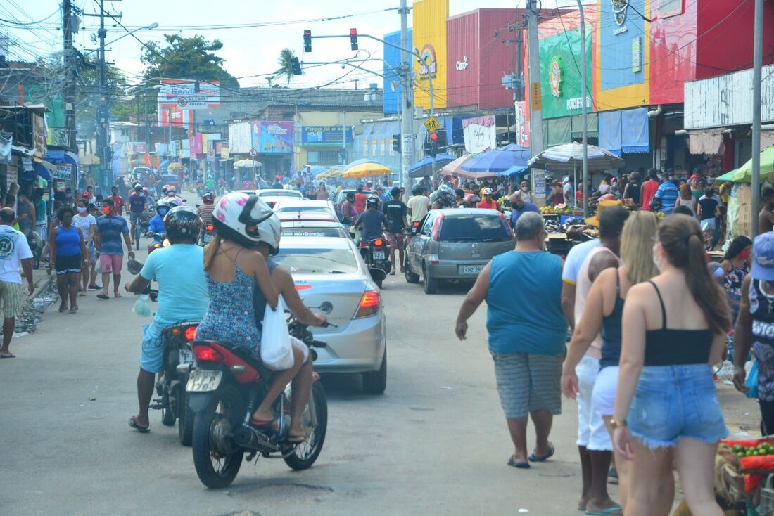 Feira em São Benedito, Olinda, com pessoas ignorando o isolamento social