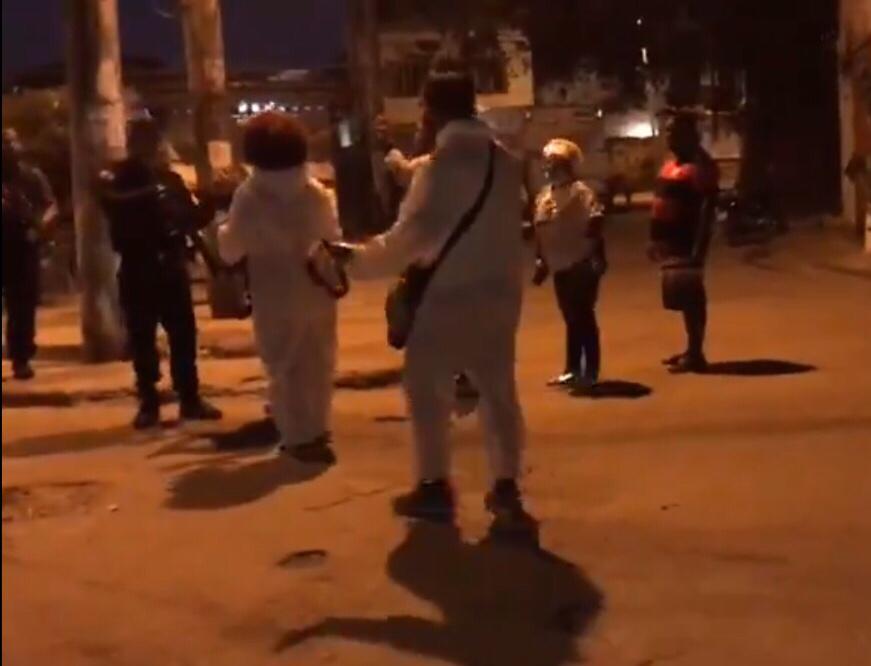 Frente Cidade de Deus contra a Covid-19 distribuía 200 cestas básicas na região conhecida como Pantanal, quando foi surpreendida pela entrada do caveirão na favela.