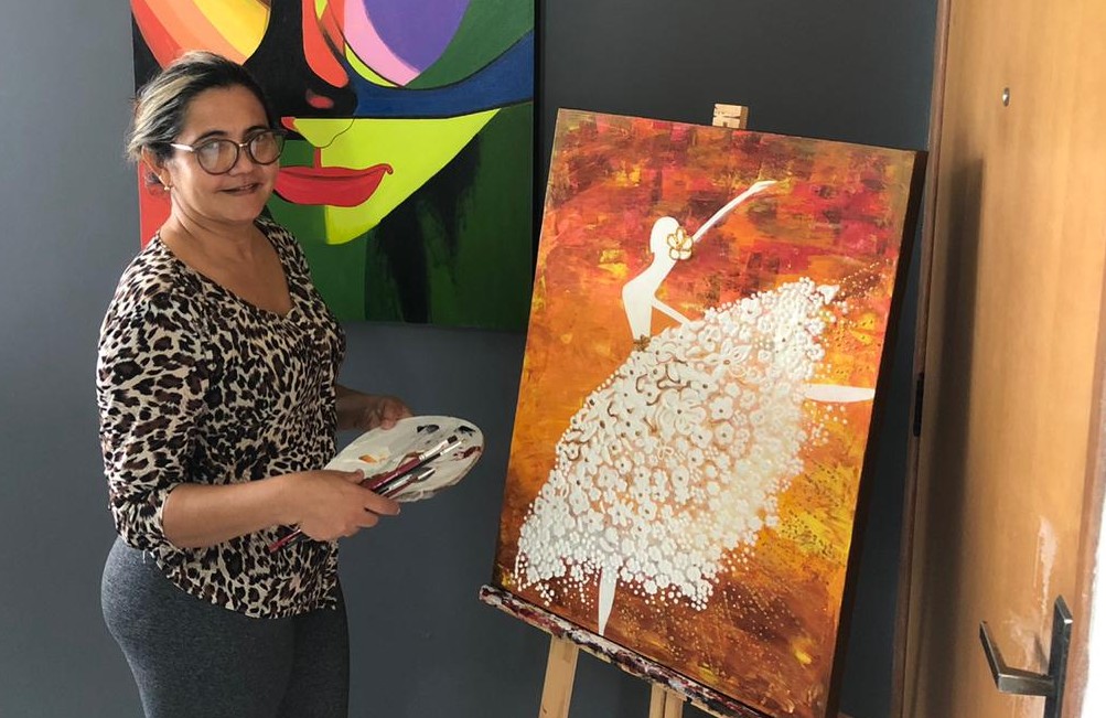 Janaína Guimarães tem aproveitado tempo em casa para aprimorar talento com pintura