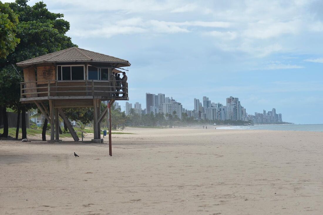 Praias vazias na quarentena em Pernambuco