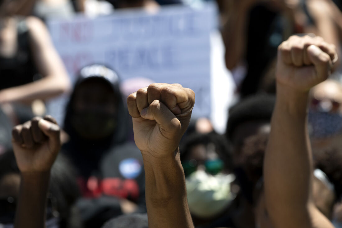 Violência policial contra a população negra é alvo de protestos ao redor do mundo