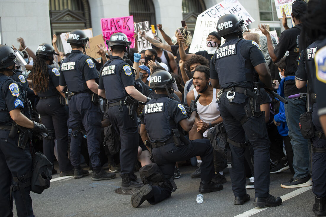 Manifestantes protestam ação policial contra George Floyd