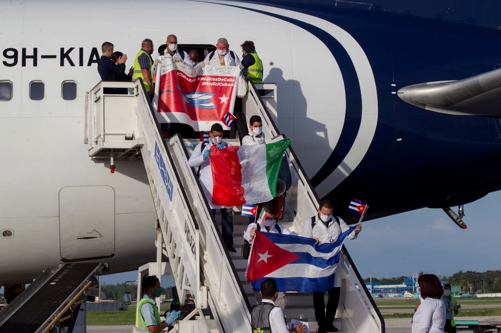 Equipe médica cubana volta da Itália