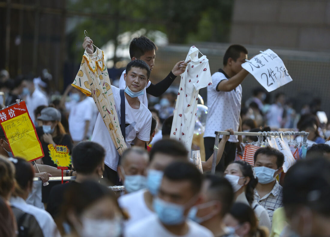 Vendedores ambulantes na China, em meio à crise econômica causada pela pandemia