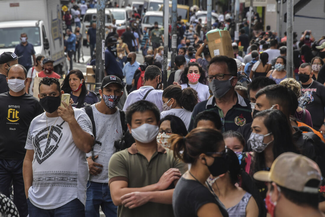 Pessoas caminhando nas ruas de São Paulo após reabertura