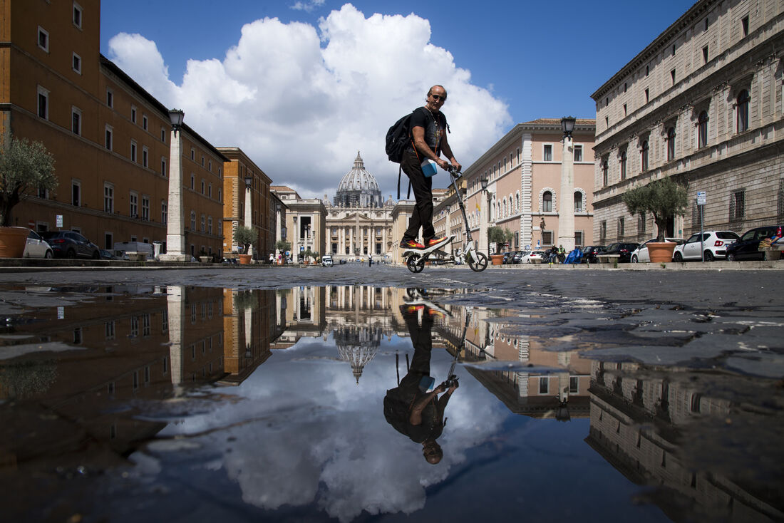 Homem anda de scooter nas proximidades do Vaticano, na Itália.