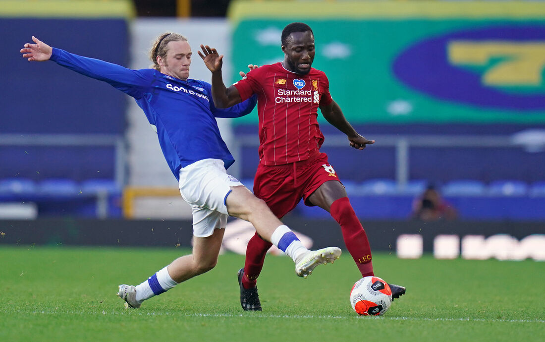 Keita e Davies disputam bola em clássico na Premier League