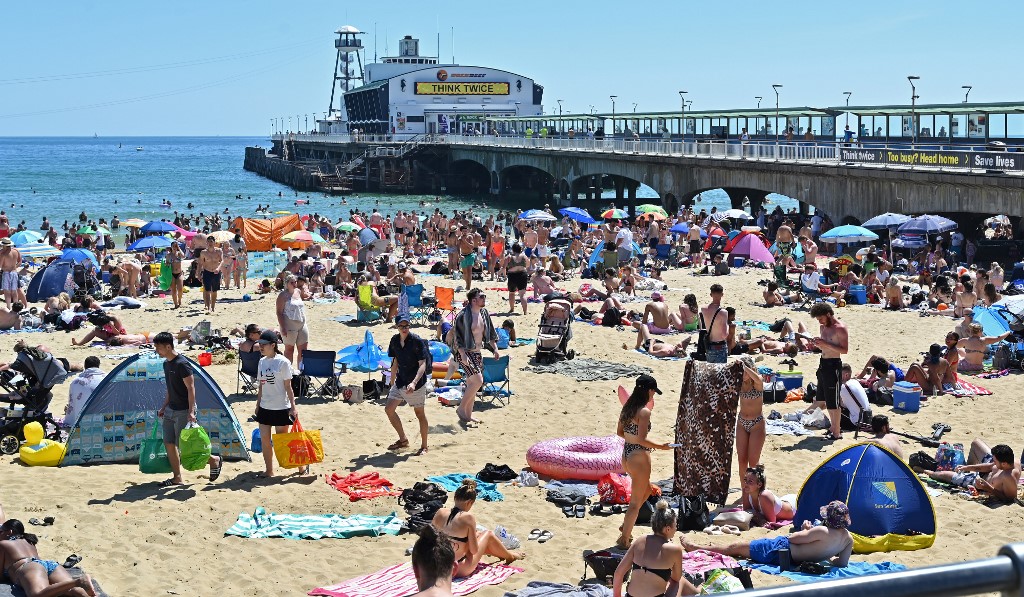 Com altas temperaturas, ingleses foram às praias