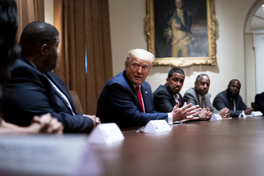 Presidente Donald Trump em reunião com lideranças do movimento negro