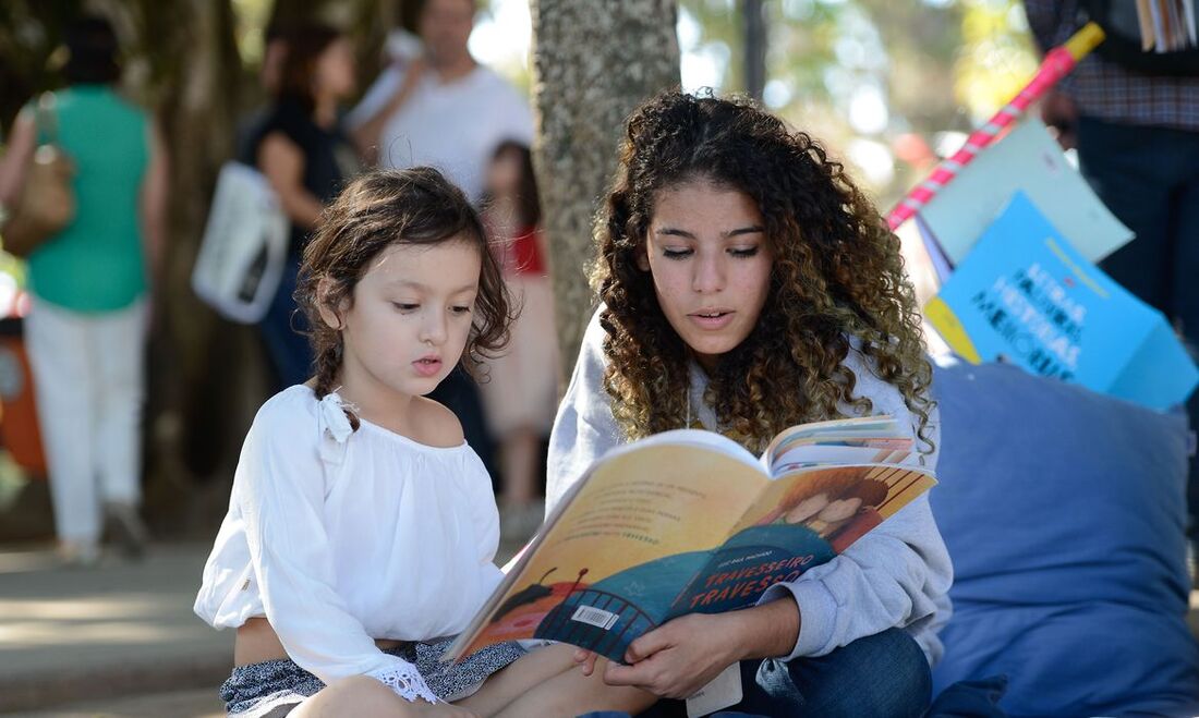 Crianças lendo um livro