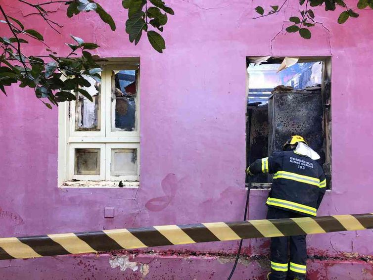 Fogo destruiu um dos espaços do Museu de História Natural e Jardim Botânico da UFMG na manhã desta segunda-feira, 15 de junho