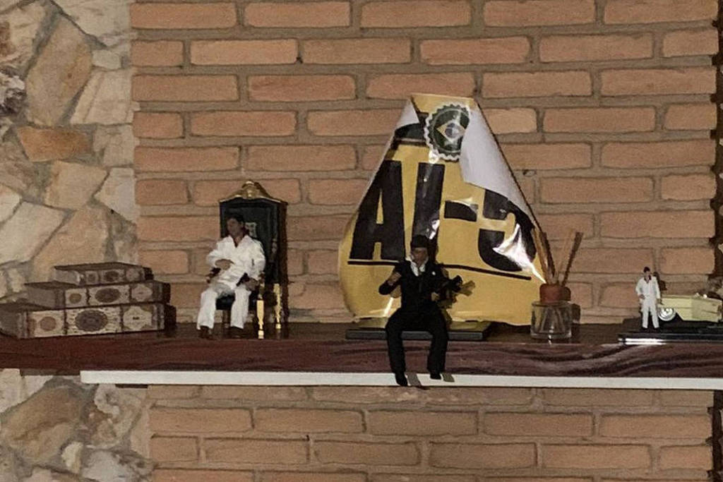 Cartaz do AI-5 e boneco de 'Scarface' são encontrados na casa onde Queiroz foi preso