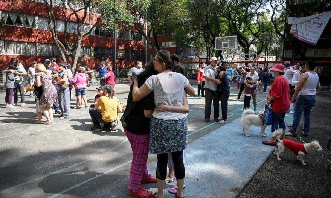 O impacto do tremor foi sentido na Cidade do México, onde as pessoas foram para as ruas