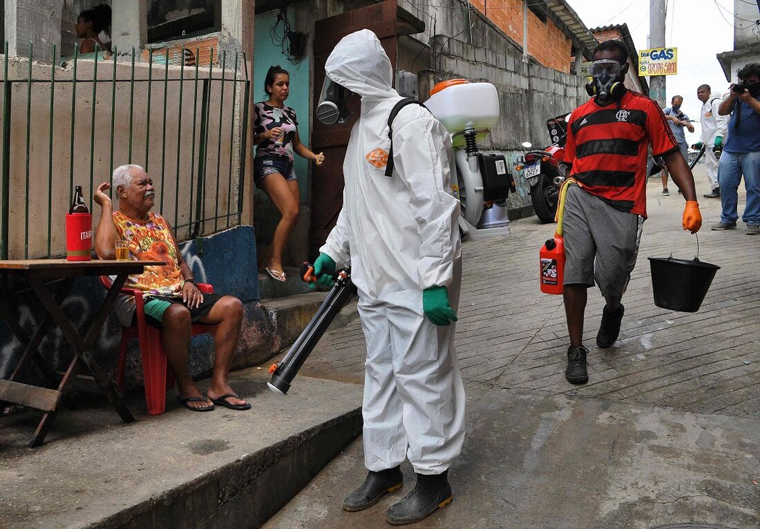 Voluntário desinfeta uma área da favela da Babilônia, no Rio de Janeiro